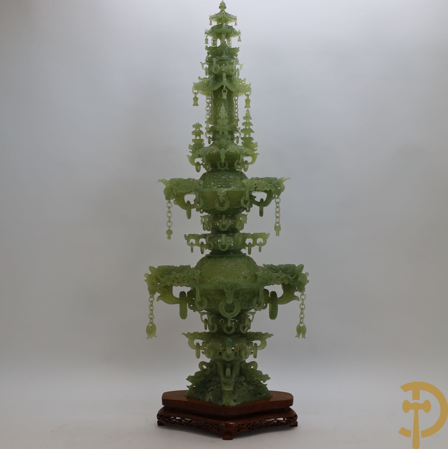 Grote handgesculpteerde brule parfum in jade, onderaan met draken en bovenaan met tempel - driedelig