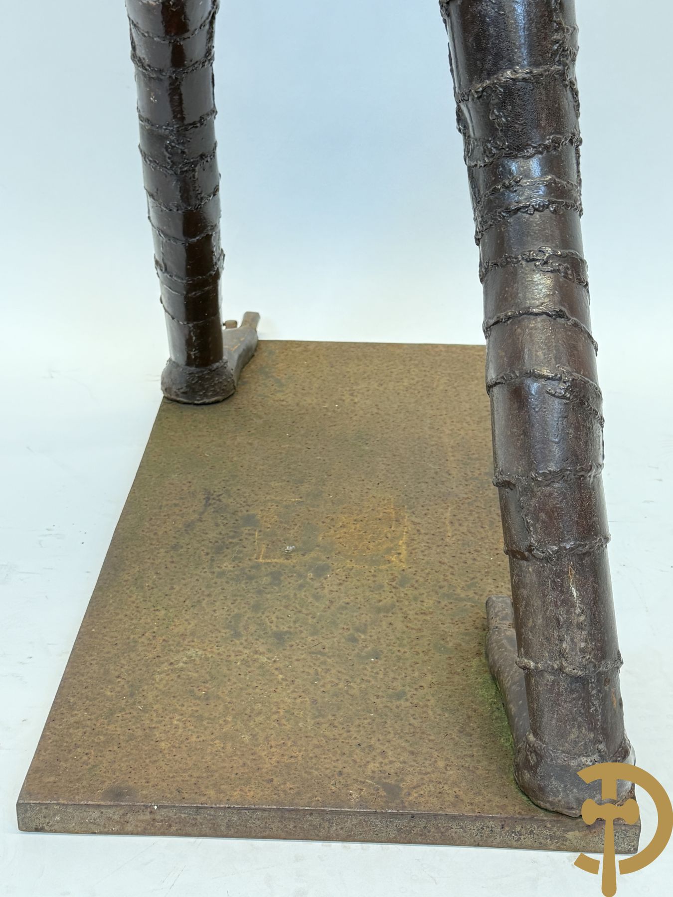 Moderne gepatineerde ijzersculptuur met verstrengelde benen