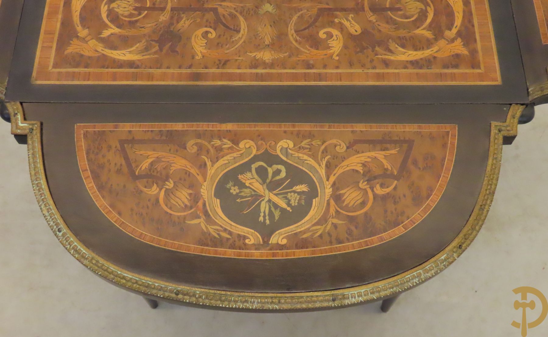 Napoleon III bijzettafel met zijdelingse flappen en marquetterie van accanthusranken en muziekinstrumenten op gecanneleerde poten