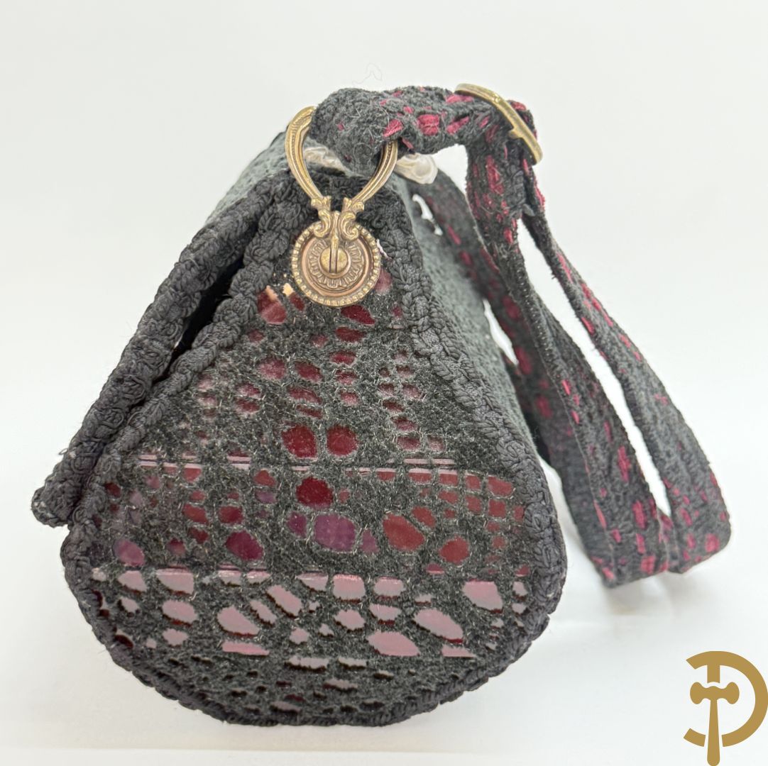 Pièce unique handtas van Wim Godderis met zwart haakwerk