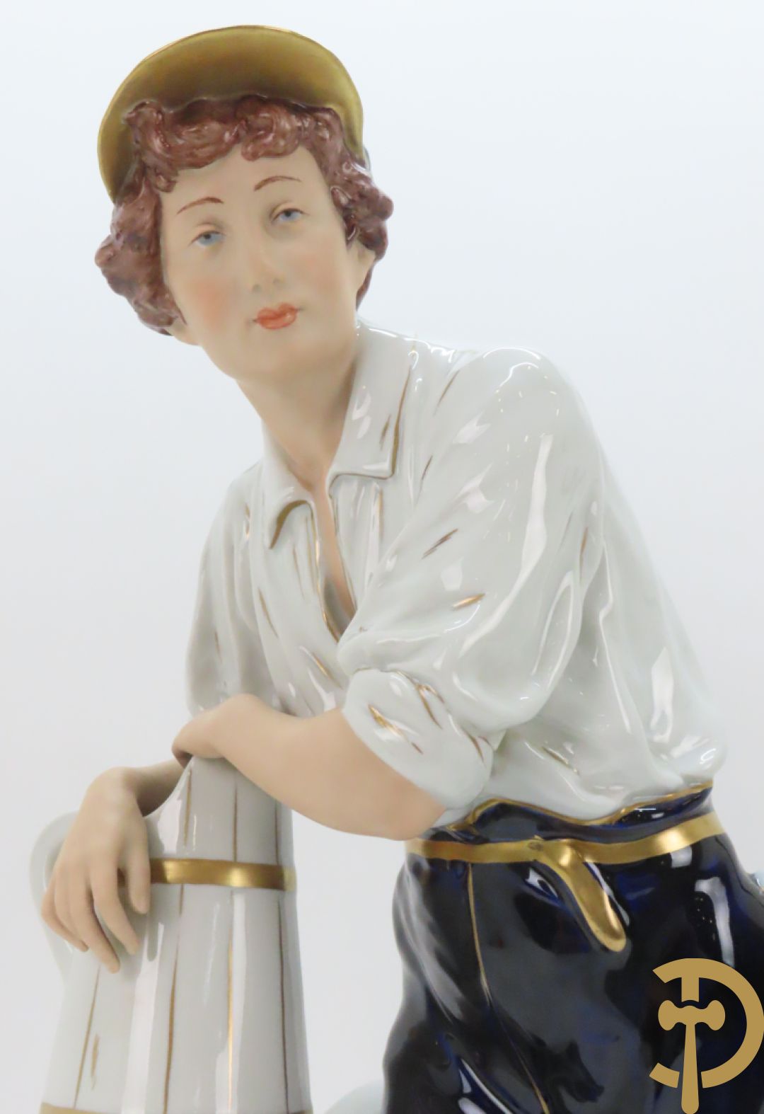 Paar Royal Dux personages van dame en heer bij de waterkraan, onderaan gemerkt en genummerd 10965 en 10563