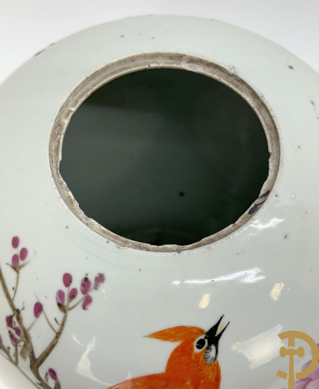 Drie Chinese porseleinen dekselpotiches met vogel- en bloemendecor