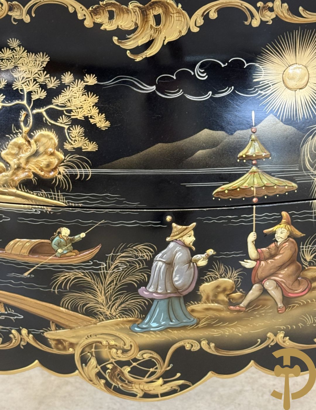 Zwartgelakte gebuikte tweeladencommode met Chinoiserie decor en marmeren blad