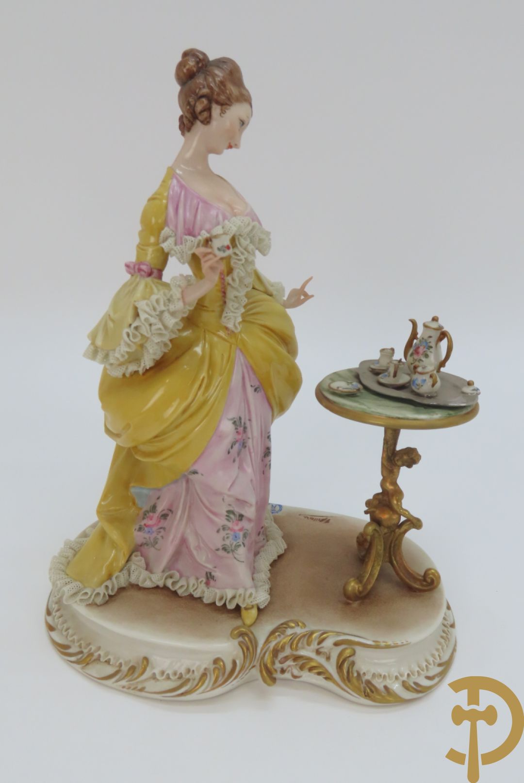 Drie porseleinen sierstukken 