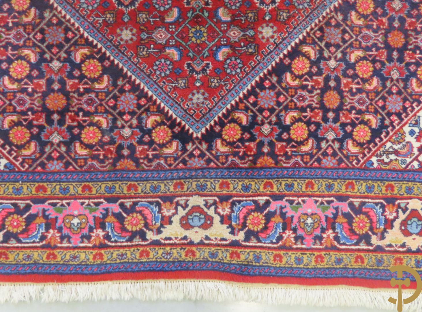 Oosters handgeknoopt tapijt met centraal decor