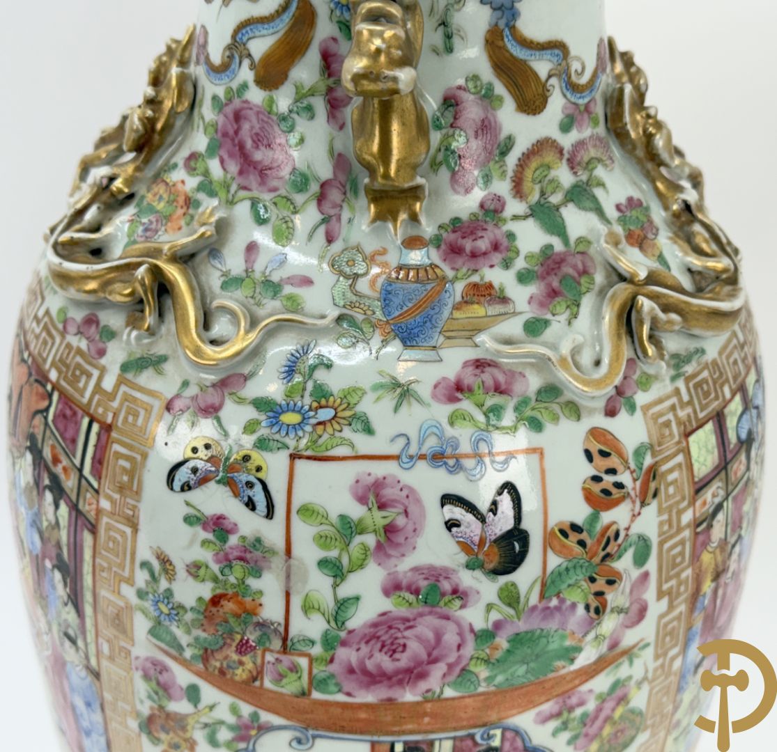 Chinese porseleinen Kanton vaas met geanimeerde hoftaferelen, natuurmotieven, fauna en floradecor