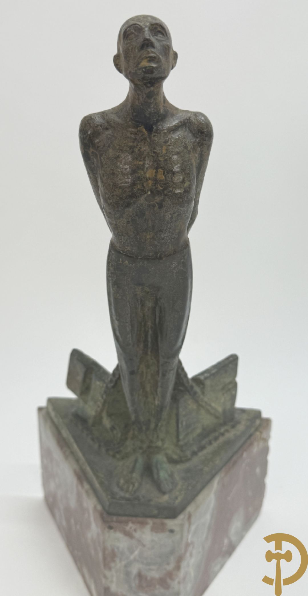 VAN CuL...(?) onleesbaar getekend achteraan Bronzen boegbeeld W.O. II Duits met tekens op marmeren sokkel