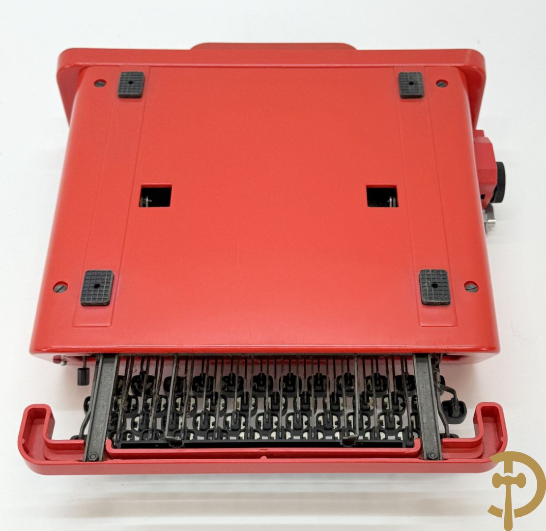 Typmachine in design plexi uitvoering door Olivetti 