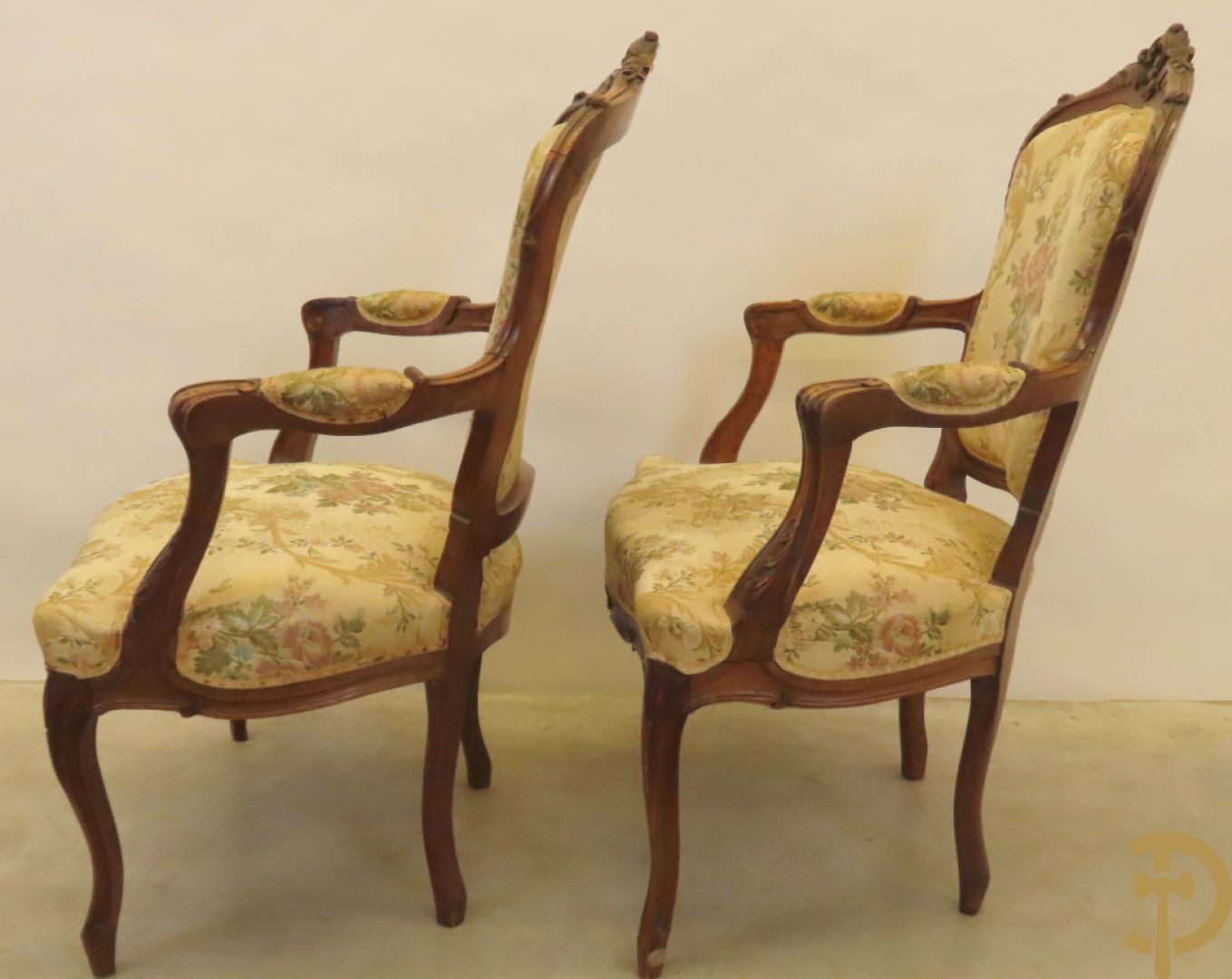 Vijfdelig Louis XV salonensemble in beuk bestaande uit tweezit, 2 armzetels en 2 stoelen