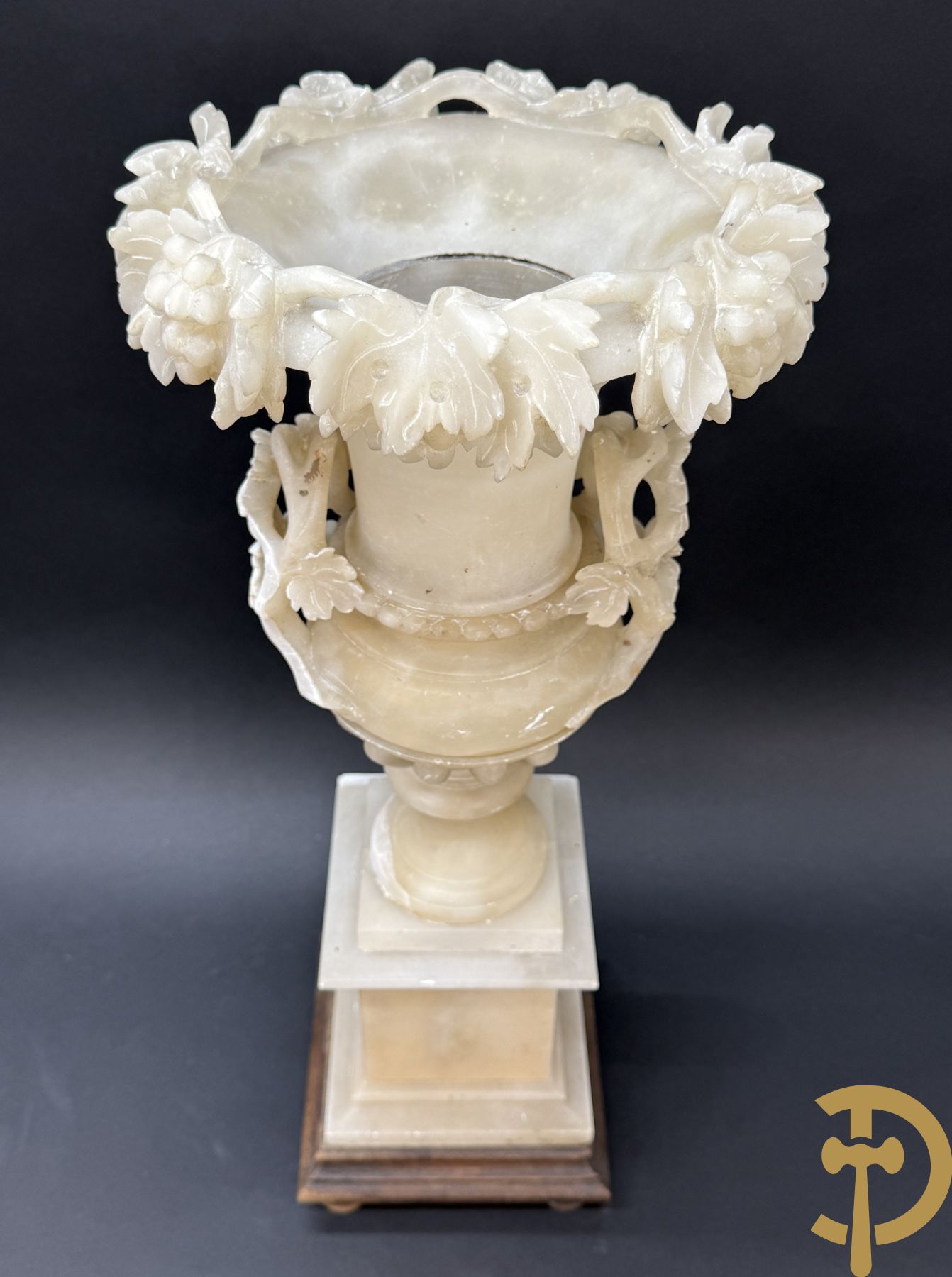 Paar handgesculpteerde albasten vazen met bloemen- en accanthusranken