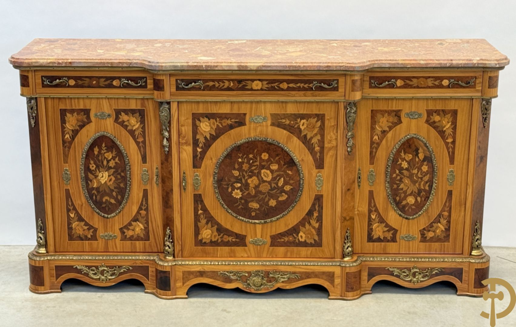 Notelaren driedeursdressoir met bloemenmarquetterie, bronsbeslag en marmeren blad