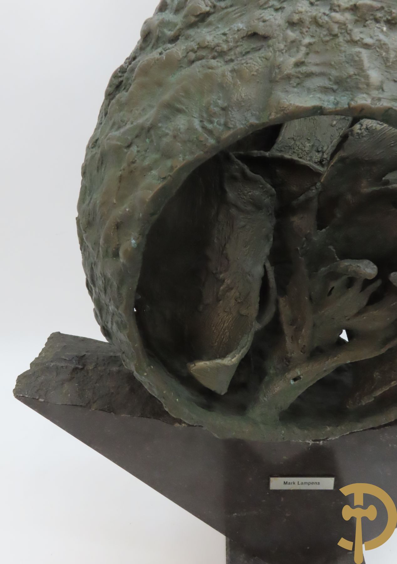 LAMPENS Mark getekend op arduinene sokkel - Kegelvormige bronssculptuur met grillig rolwerk