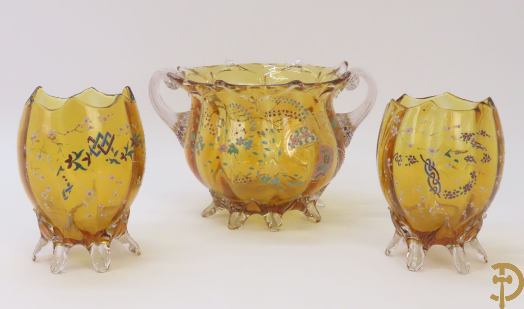 Mongeblazen glazen driestel bestaande uit centrale coupe met 2 oren, zijdelings met 2 eivormige coupes met gekleurd bloemendecor