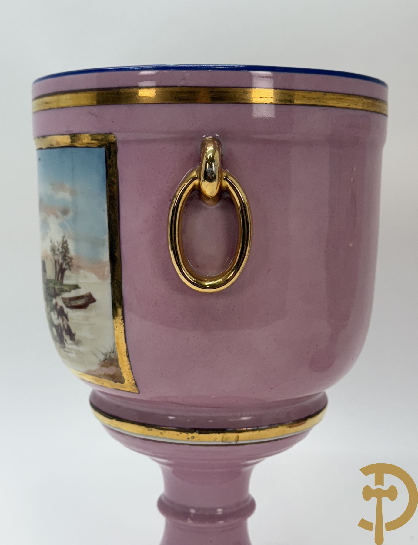 Paar roze gekleurde porseleinen coupes met idyllisch landschap in decalcomanie decor met vergulde rand