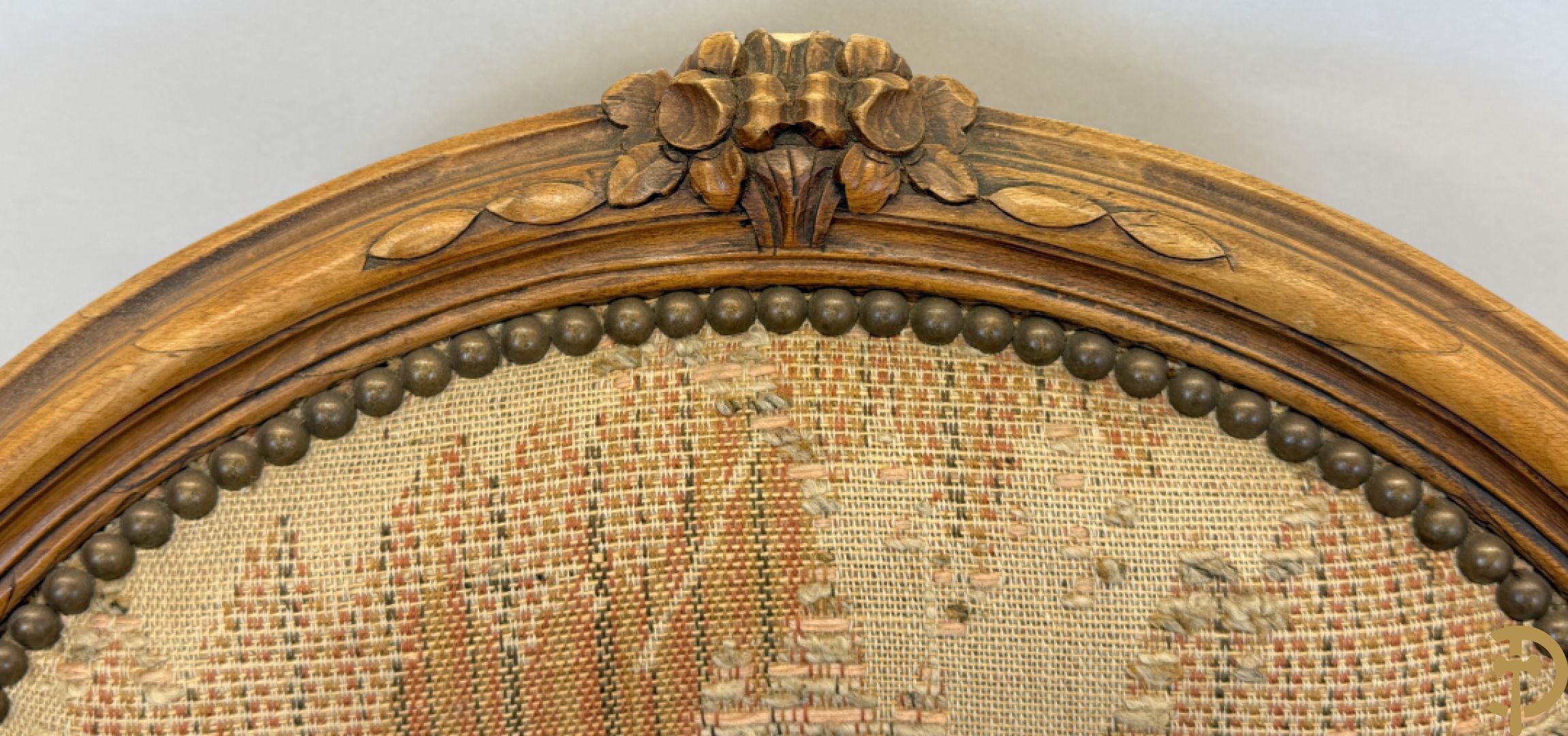 Paar Louis XV armzetels en 4 Louis XV stoelen