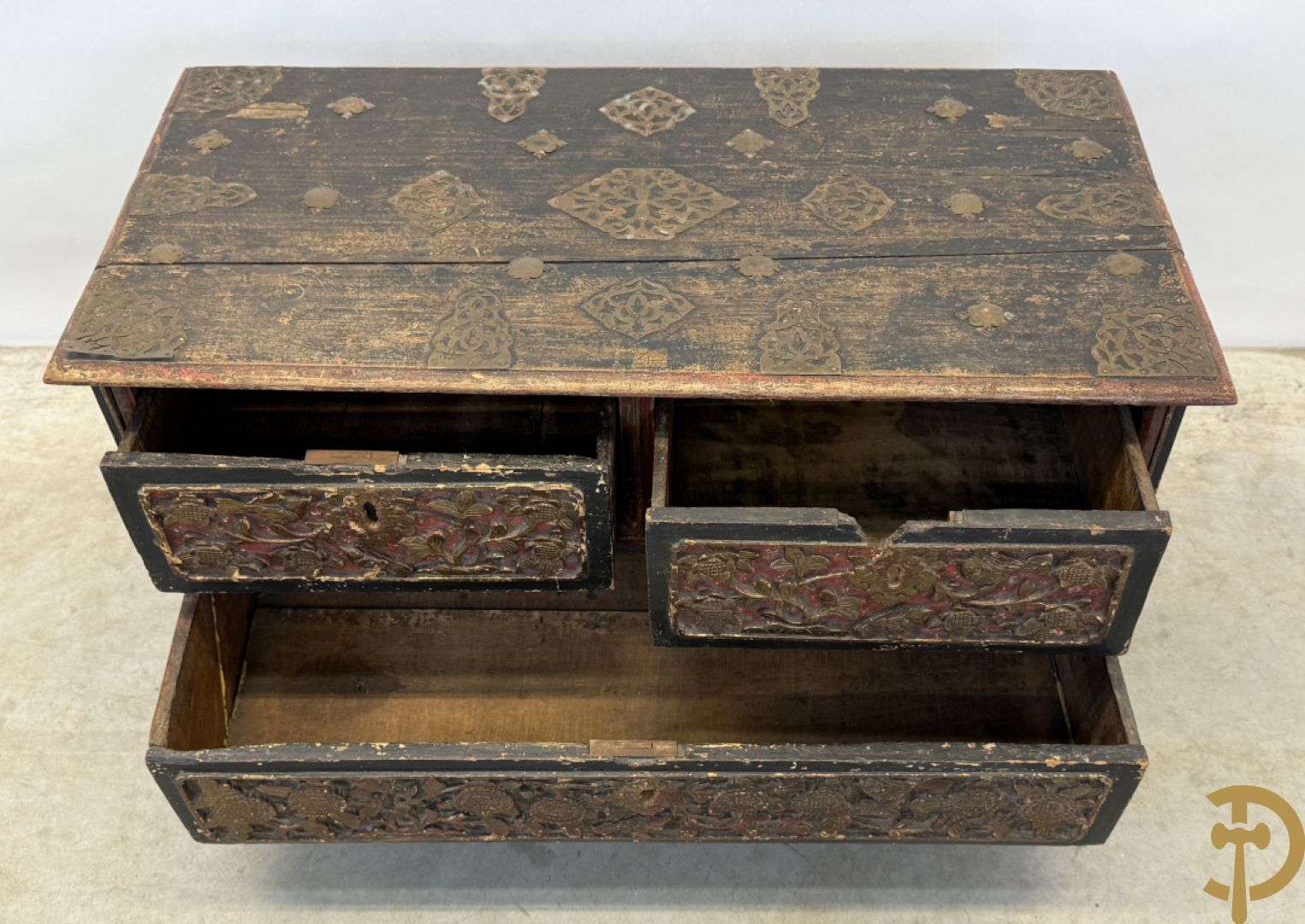 Indonesisch laag ladenkastje met sculptuur van accanthusranken en koperbeslag