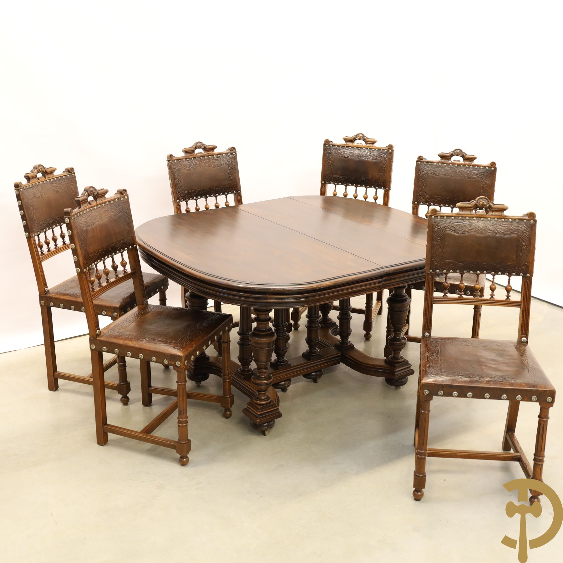 Notelaren Henri II tafel met ballusters (uittrekbaar) + 6 bijhorende stoelen met lederbekleding