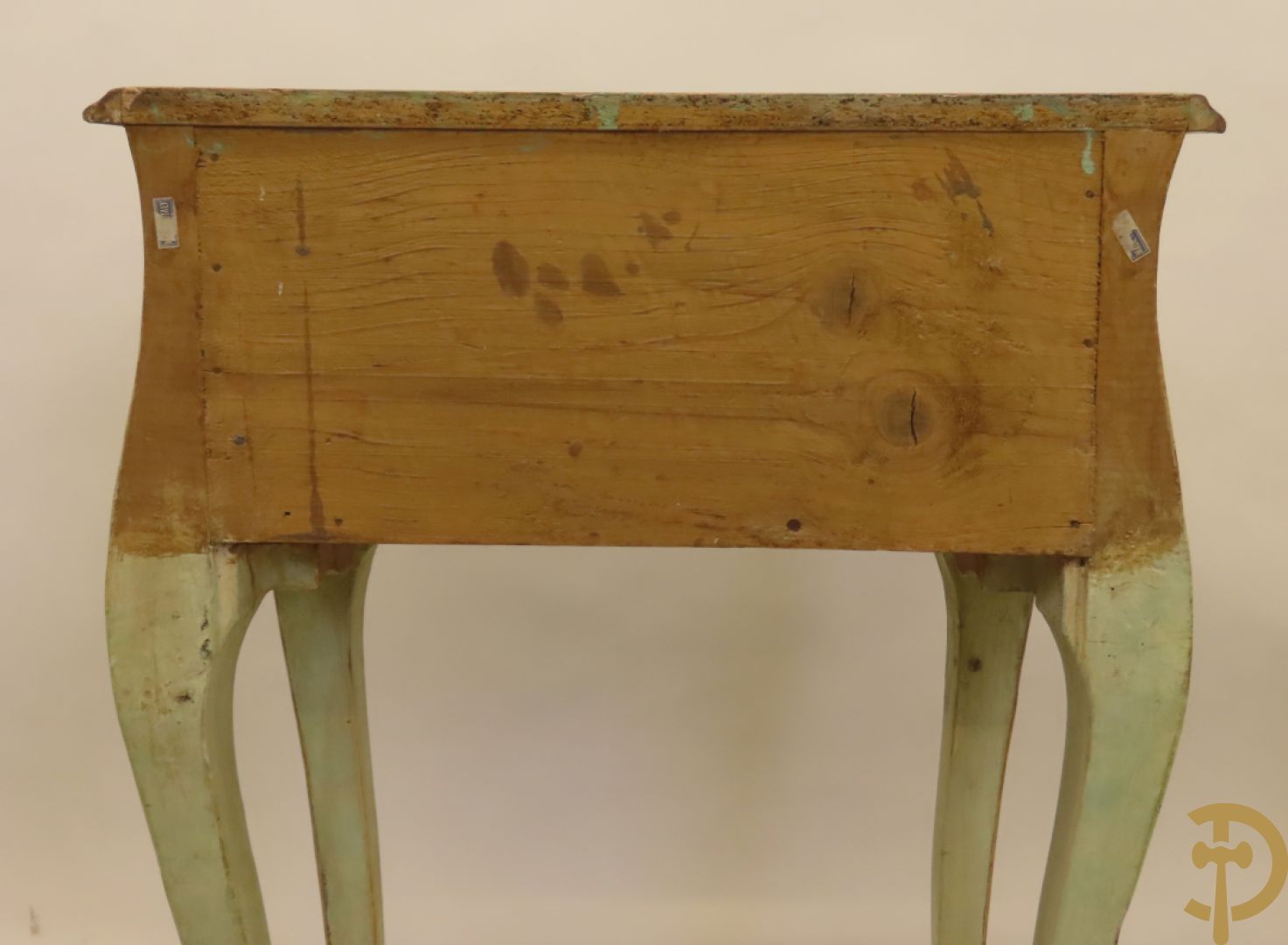 Paar gegalbeerde en gemonochromeerde bijzetkastjes met 2 lades en beschilderd bloemendecor op voluutvormige poten