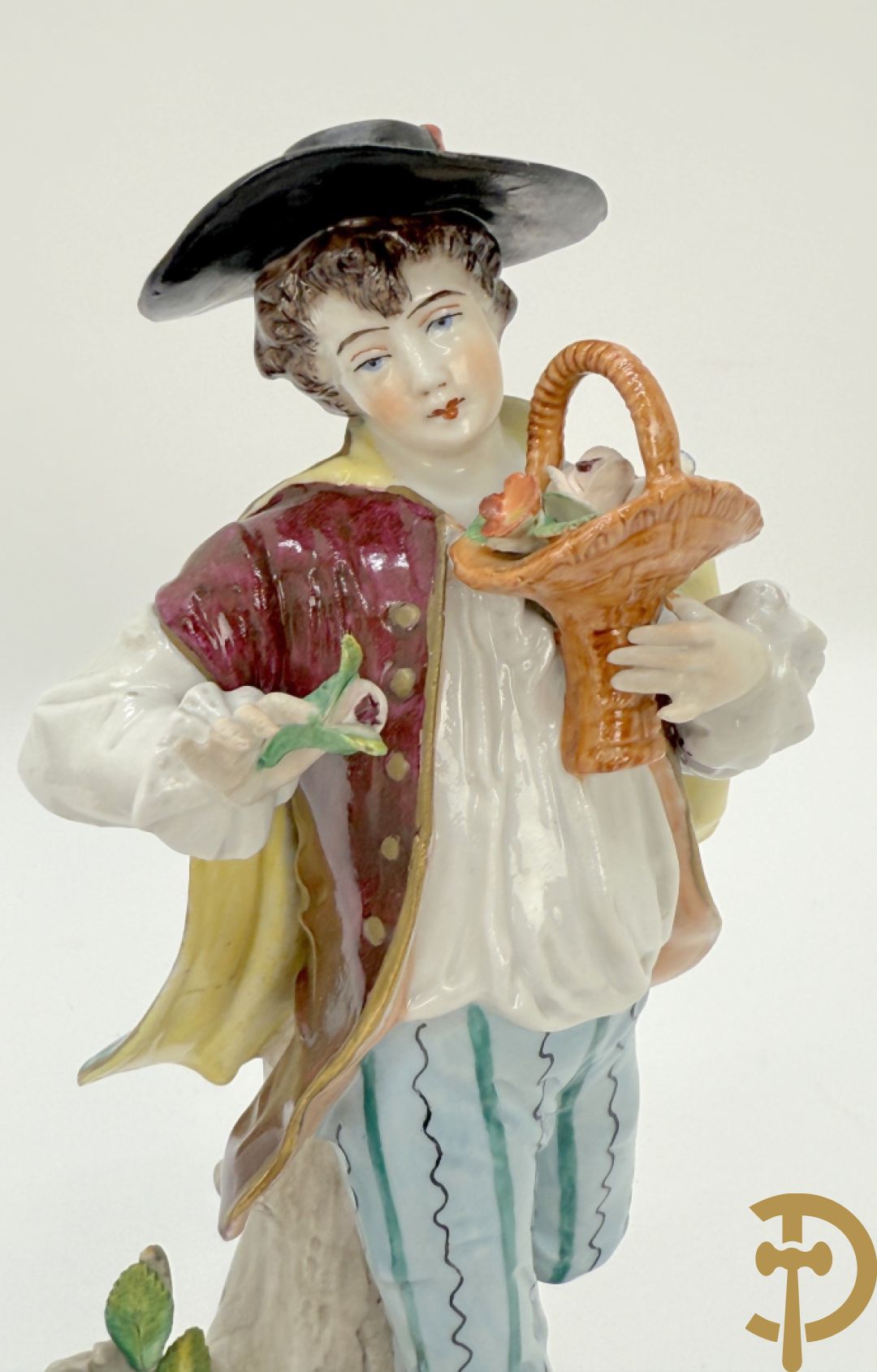 Vijf porseleinen lieftallige figuren, Unterweisbach en Sax + 2 porseleinen consooltjes met rocailles