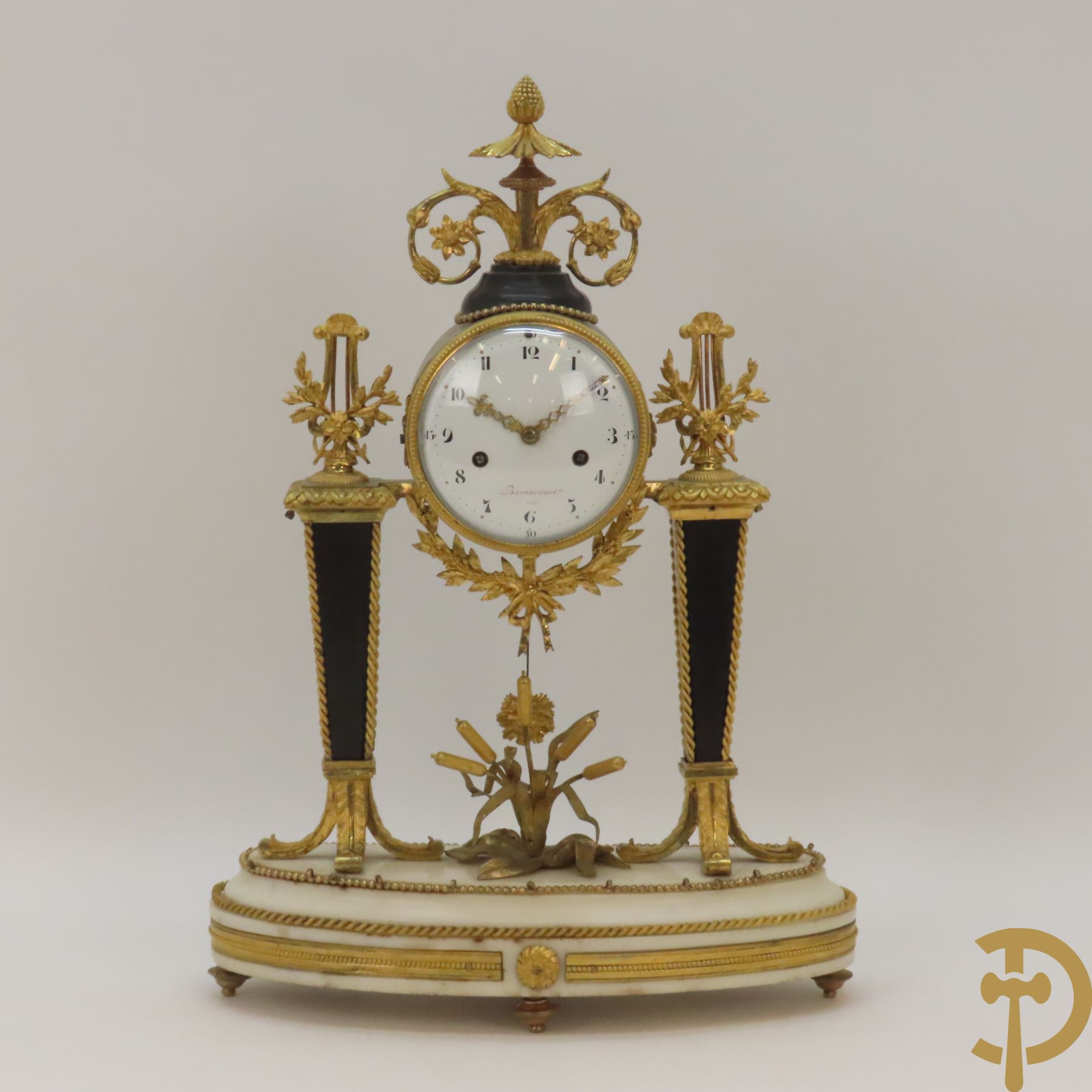 Louis XVI pendule bezet met harten en accanthusranken, binnenin met lisdoddes, Barancourt à Paris getekend