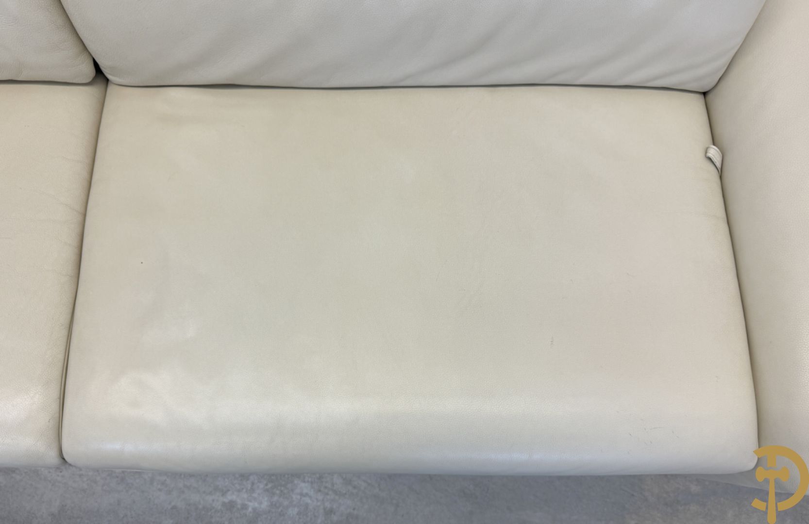 Salonensemble Koinor bestaande uit 3 elementen waarvan groot element met uittrekbaar voeteinde en twee tweezits