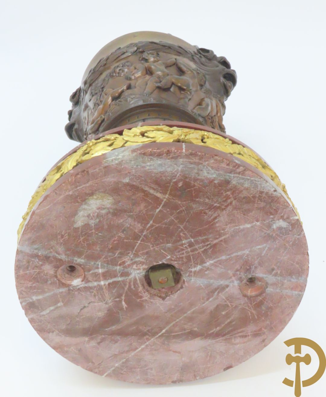 Paar bronzen cassolettes omgeven door dansende cupido