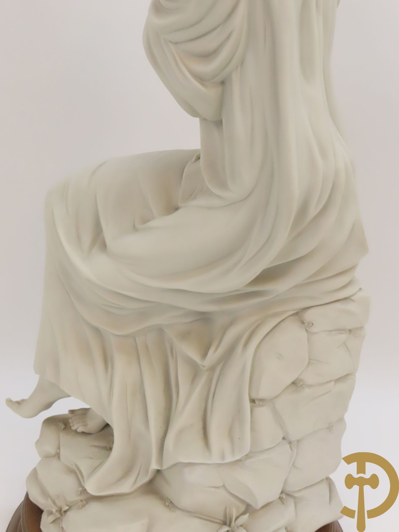 Drie beelden in Capo di Monte porselein : dame met lang haar, jongeman met vis en koppel op bank