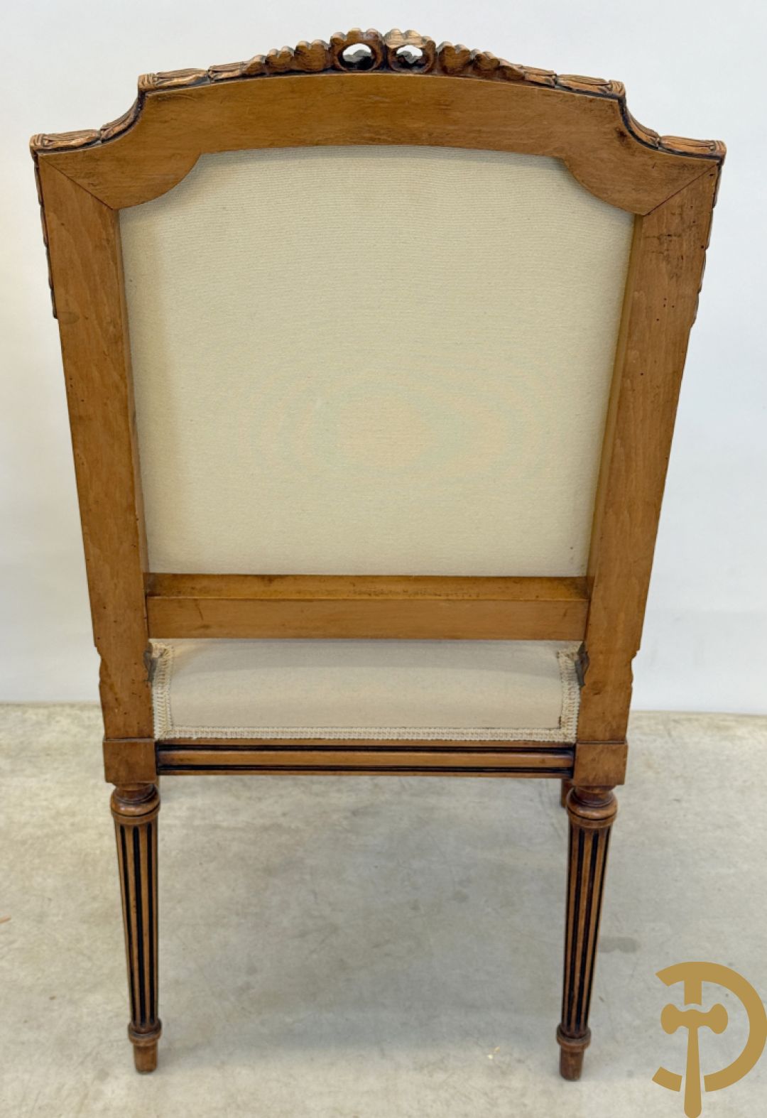 Vijfdelig notelaren Louis XVI salonensemble bestaande uit canapé, 2 armzetels en 2 stoelen