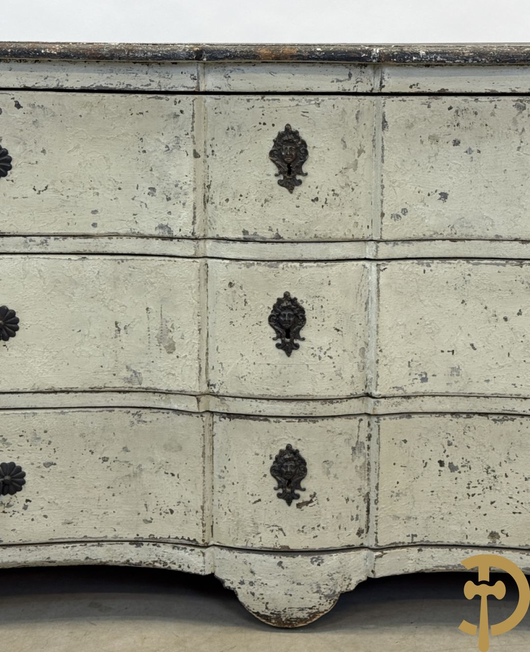 Gepatineerde 3 laden commode met bronzen trekkers en sleutelplaten