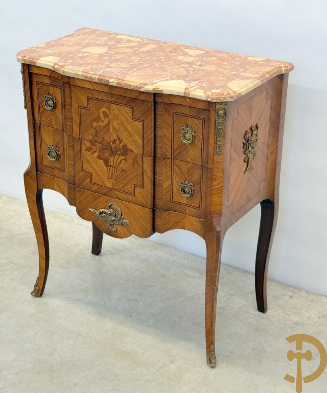 Notelaren tweeladencommode met marquetterie en bronsbeslag en marmeren blad