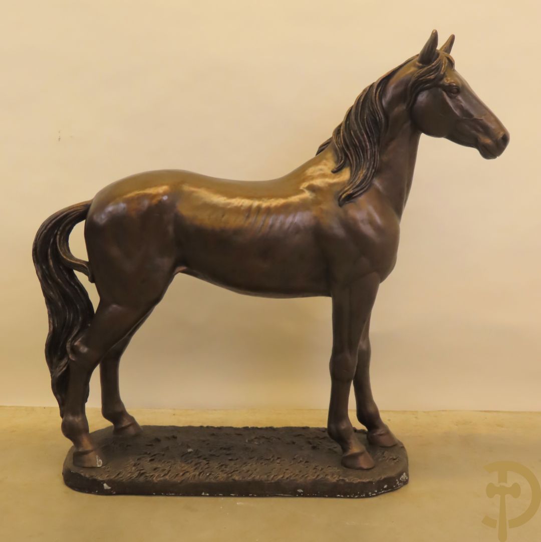 Staand paard in gebronzeerd polyester