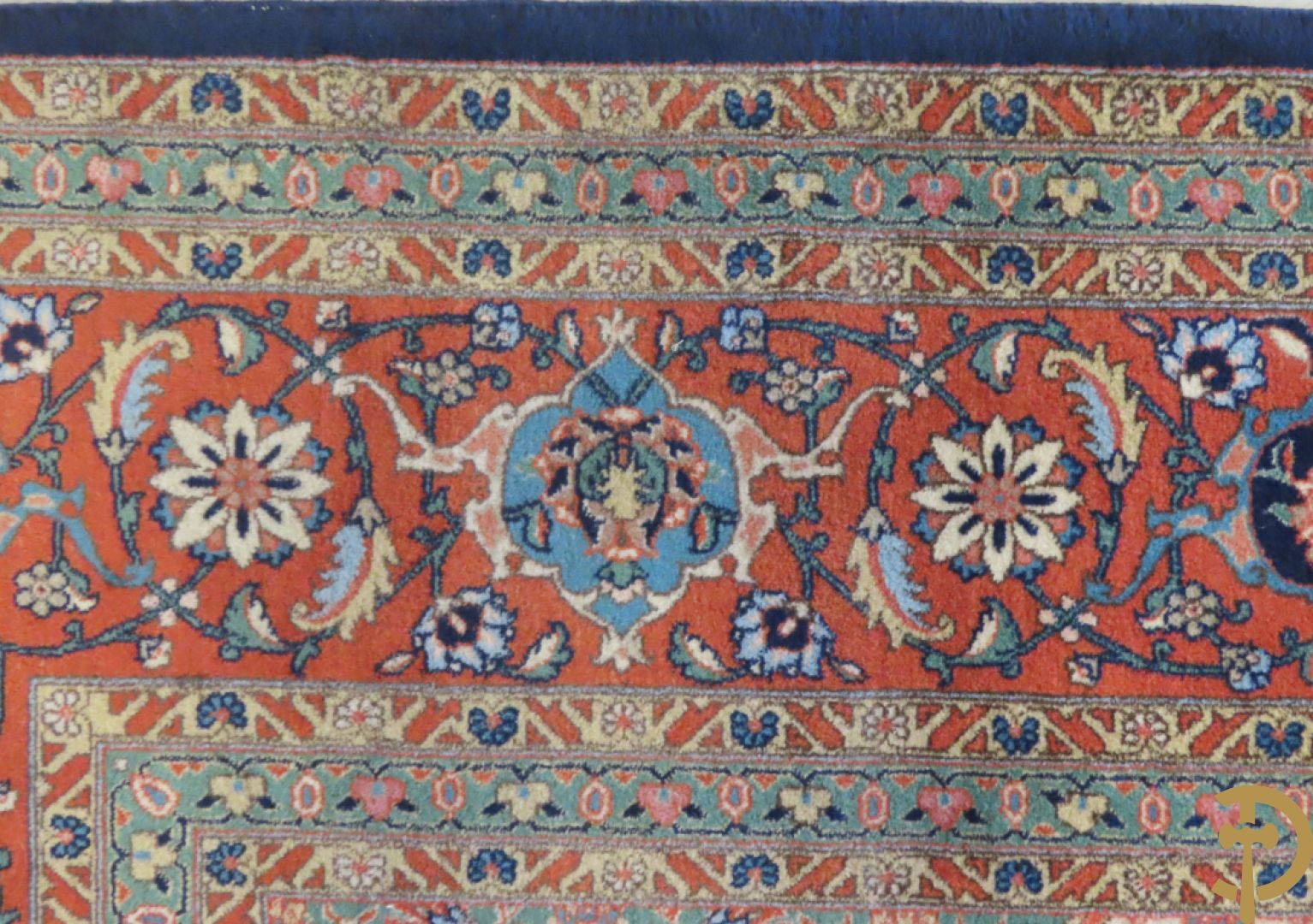 Oosters handgeknoopt tapijt met centraal decor op blauwe fond met bloemenmotieven