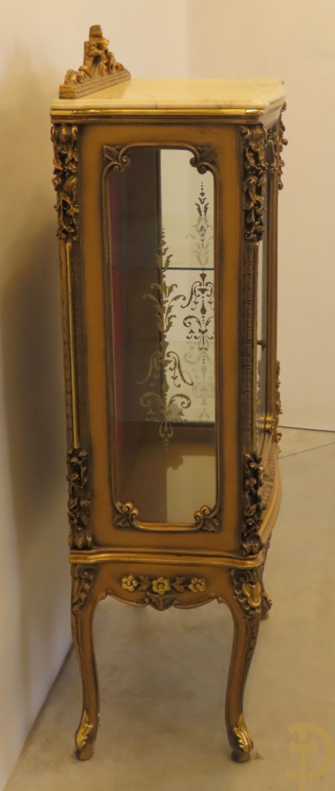 Vergulde vitrine met accanthusranken en ornamentiek in de ruiten geslepen, bovenaan bezet met marmeren blad