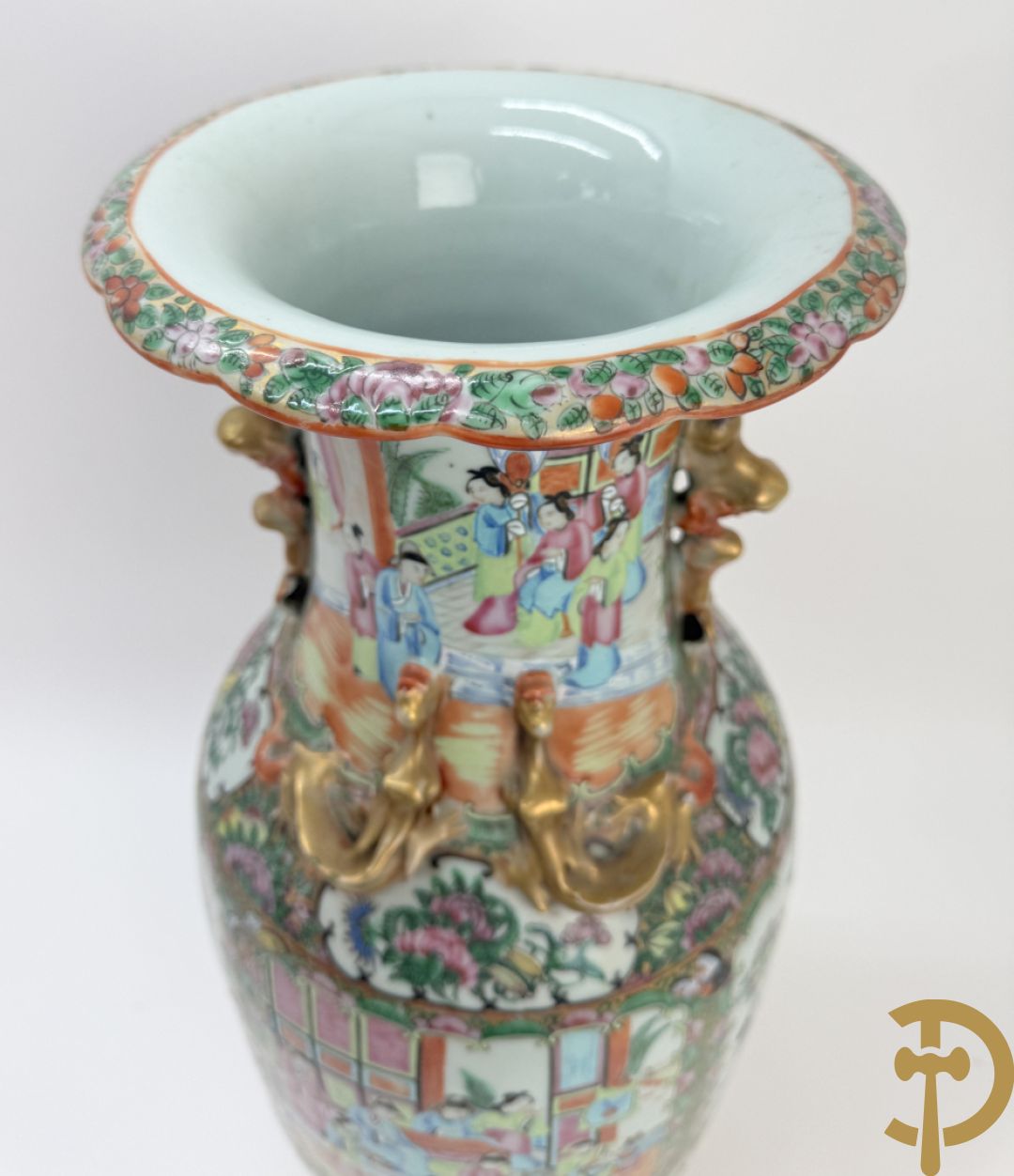 Chinese porseleinen Kanton vaas met geanimeerde taferelen