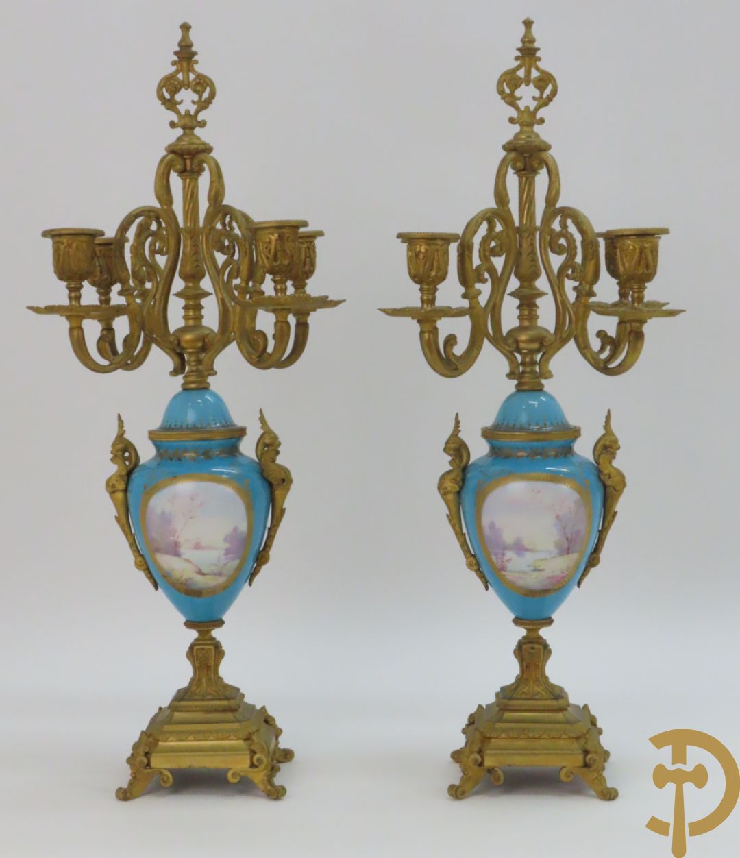 Paar Sèvres cassolettes met handbeschilderd romantisch decor van dame met cupido en landschapsdecor - met vergulde bronzen vierarmige kandelaar, Feccotte V. getekend