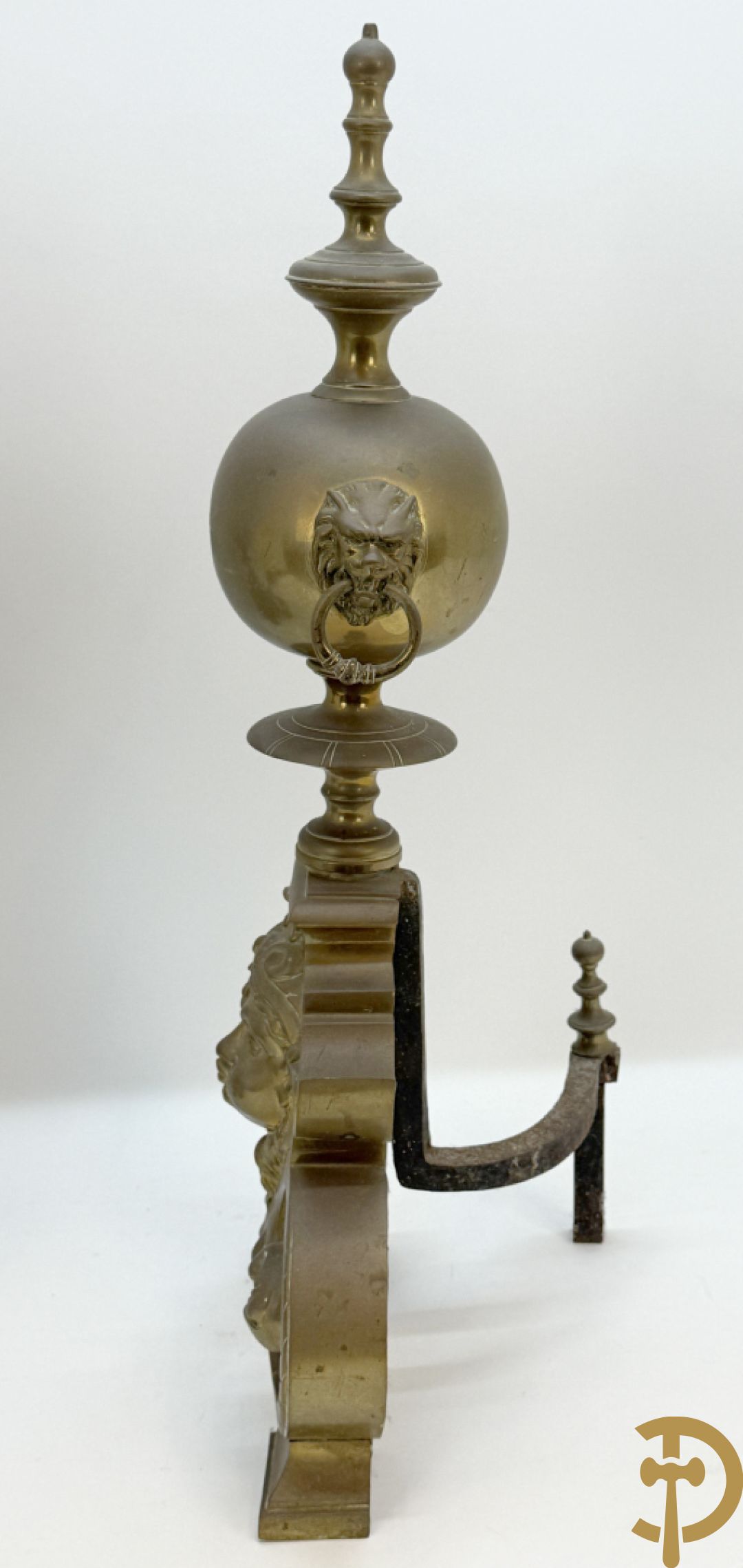 Paar Vlaamse bronzen chenets met accanthusranken en leeuwekoppen