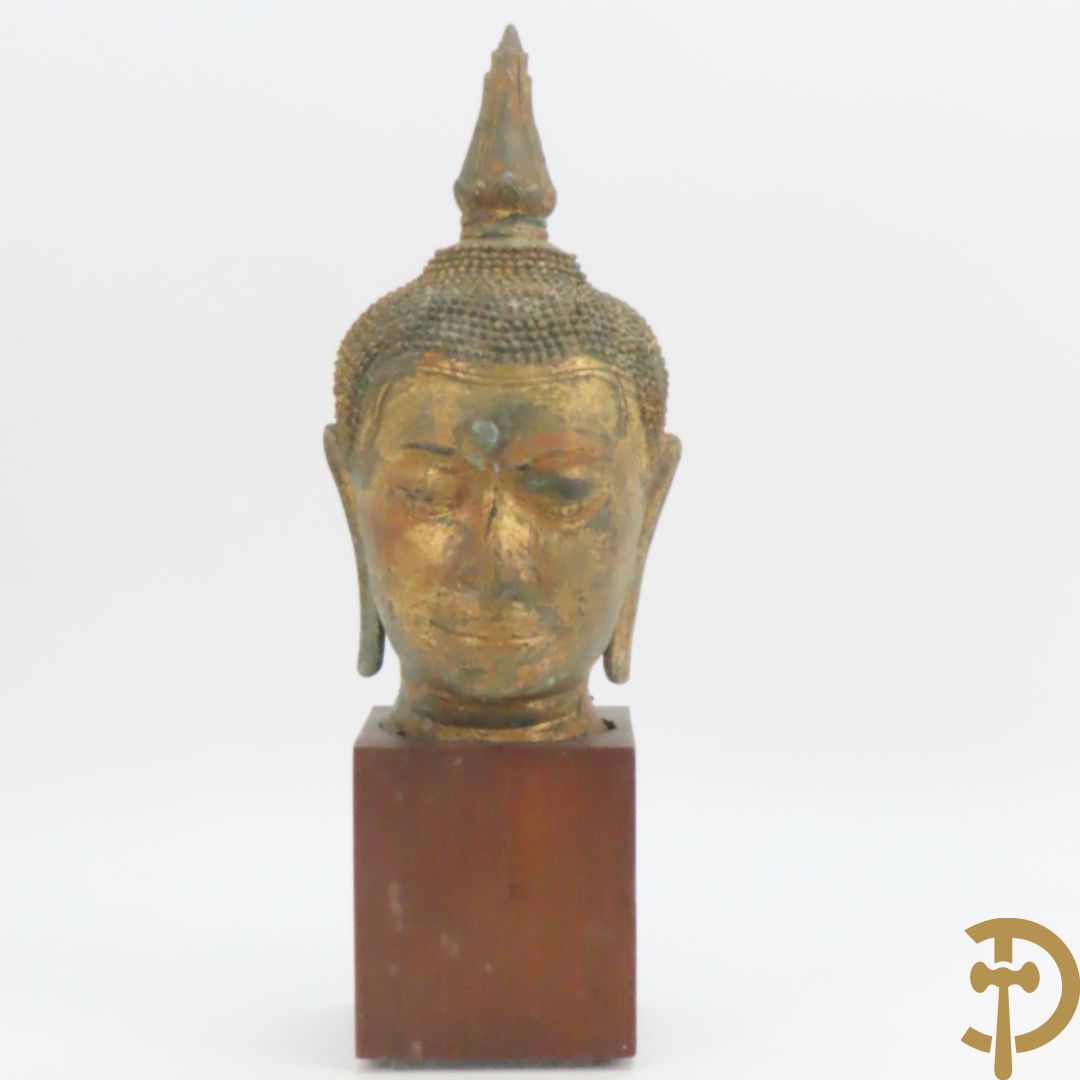 Koperen boedhahoofd op houten sokkel