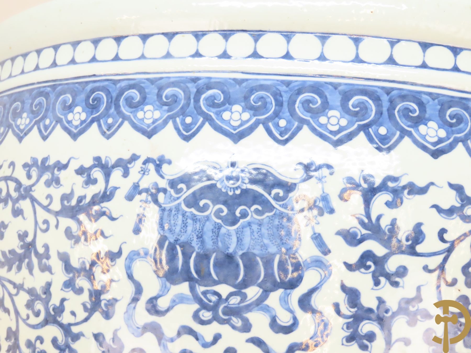 Chinese porseleinen blauw - witte viskom of grote cachepot met lotusslingers, Qian Long 19e