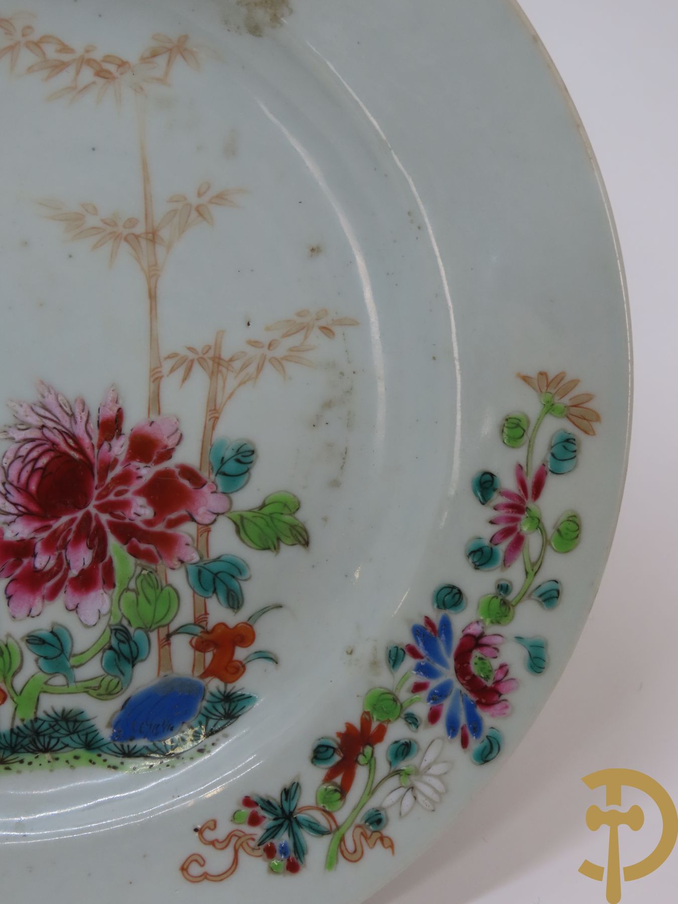 Acht Chinese porseleinen borden w.o. blauw/wit met bloemendecor, 2 blauw/witte borden, 2 Imari borden (1 met ster), 2 porseleinen borden met decor van bloemen in landschap en octagonaal bord