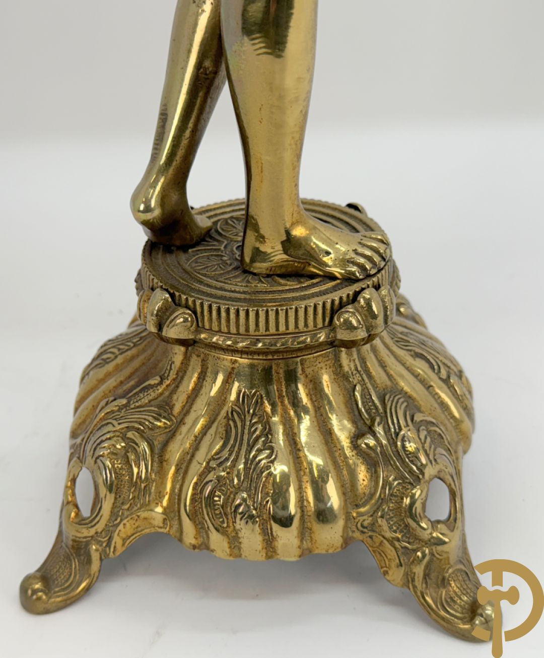 Paar koperen cassolettes bezet met ramskoppen dragende een cupido + koperen beeld van jongeman met zevenarmige kandelaar