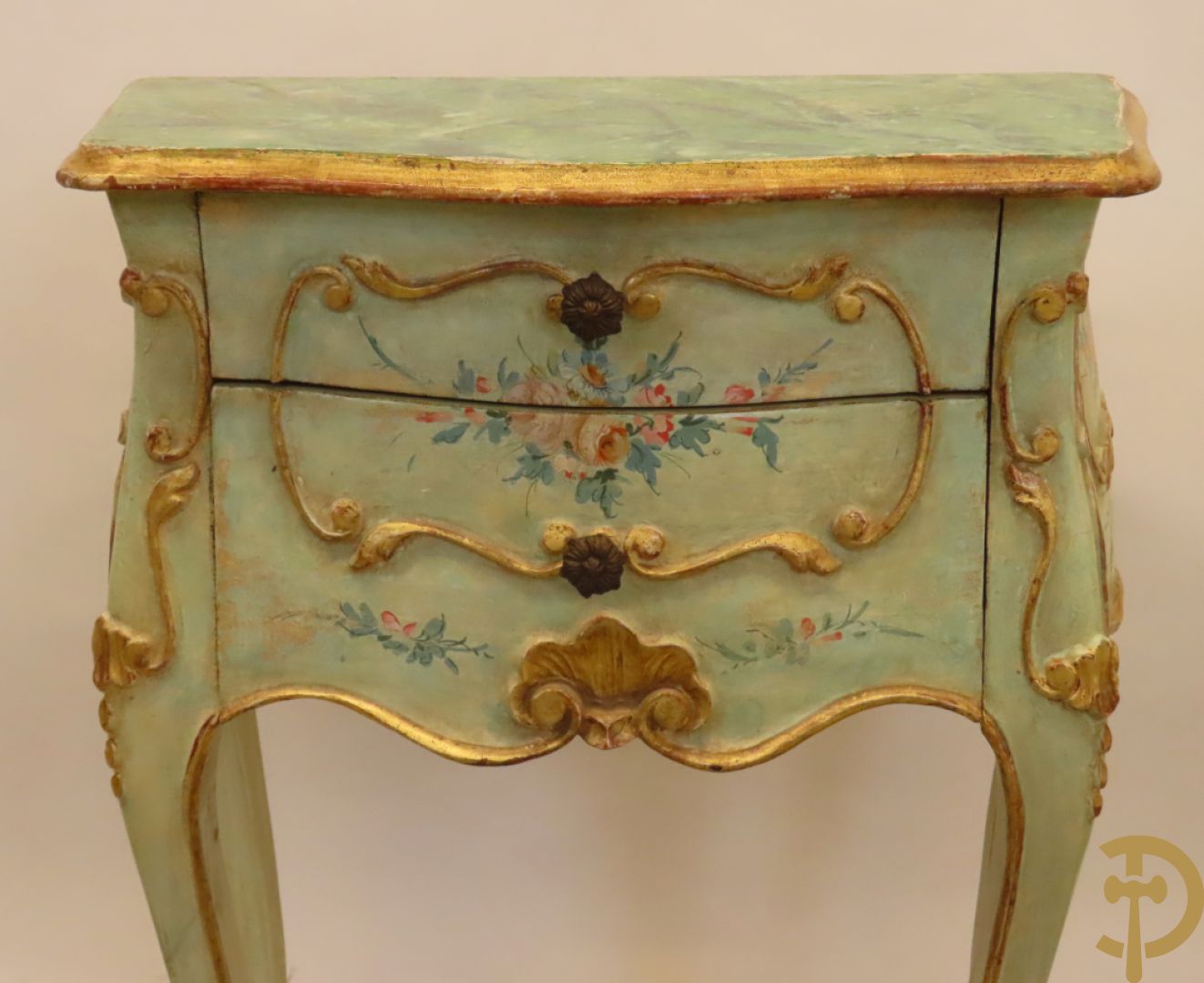 Paar gegalbeerde en gemonochromeerde bijzetkastjes met 2 lades en beschilderd bloemendecor op voluutvormige poten