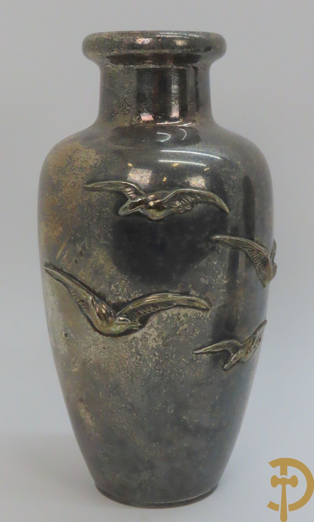 Verzilverde vaas met vogeldecor, Kayser gemerkt + 3 tinnen Art Deco vaasjes w.o. 1 gemerkt Hering + tinnen Art Deco inktstel