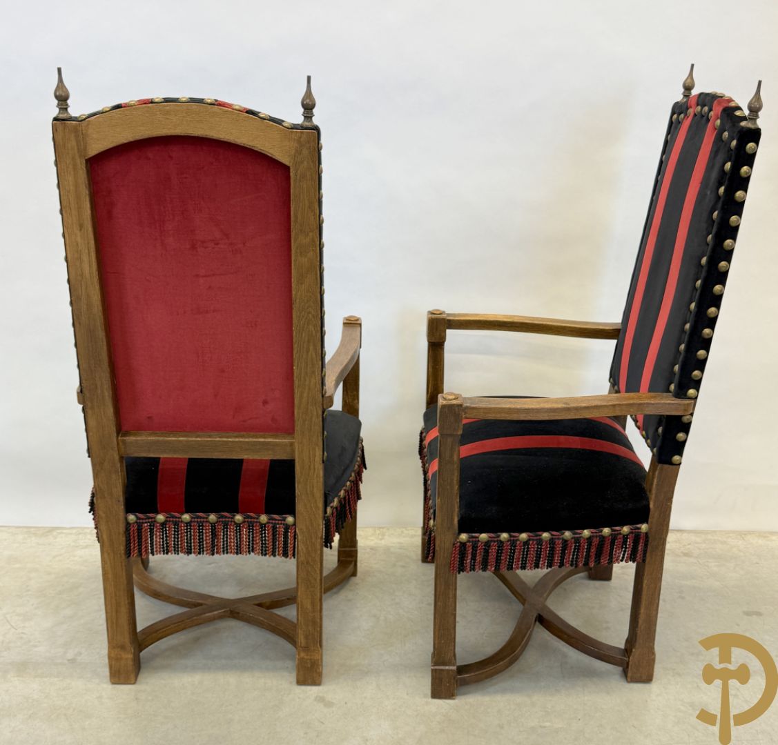 Massief eiken tafel met wangen en smeedijzer verbonden + 6 hoogleunige stoelen + 2 armzetels