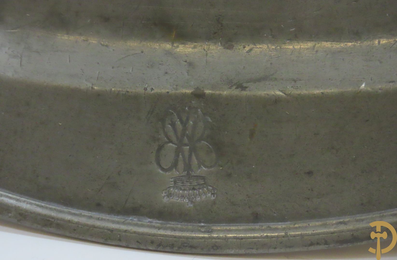 Reeks verzilverde kandelaars met rocailles + paar koperen kandelaars + houten kandelaar + 2 tinnen schotels + bestek e.a.