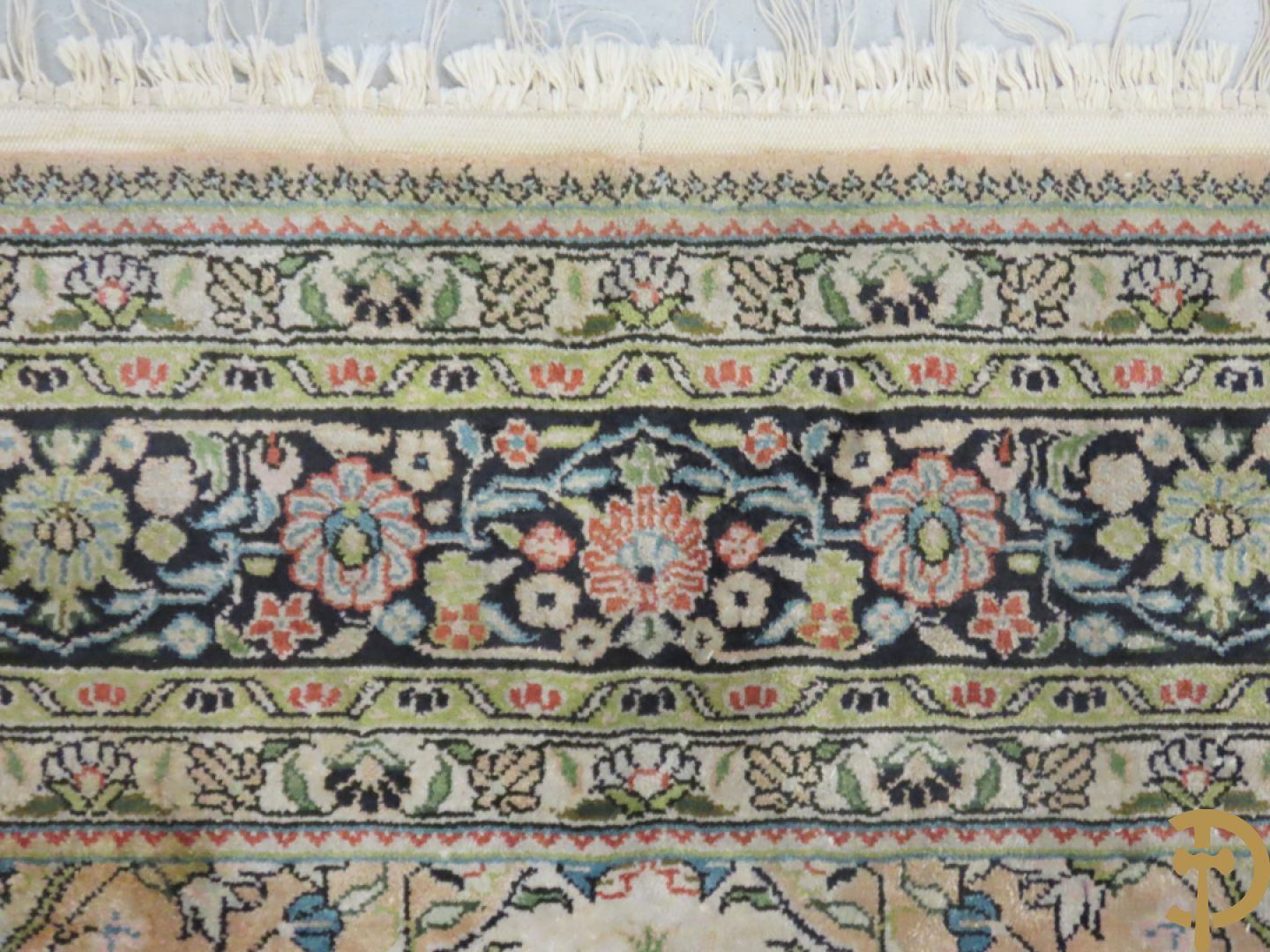 Oosters handgeknoopt tapijt met centraal medaillon, zijde op katoen