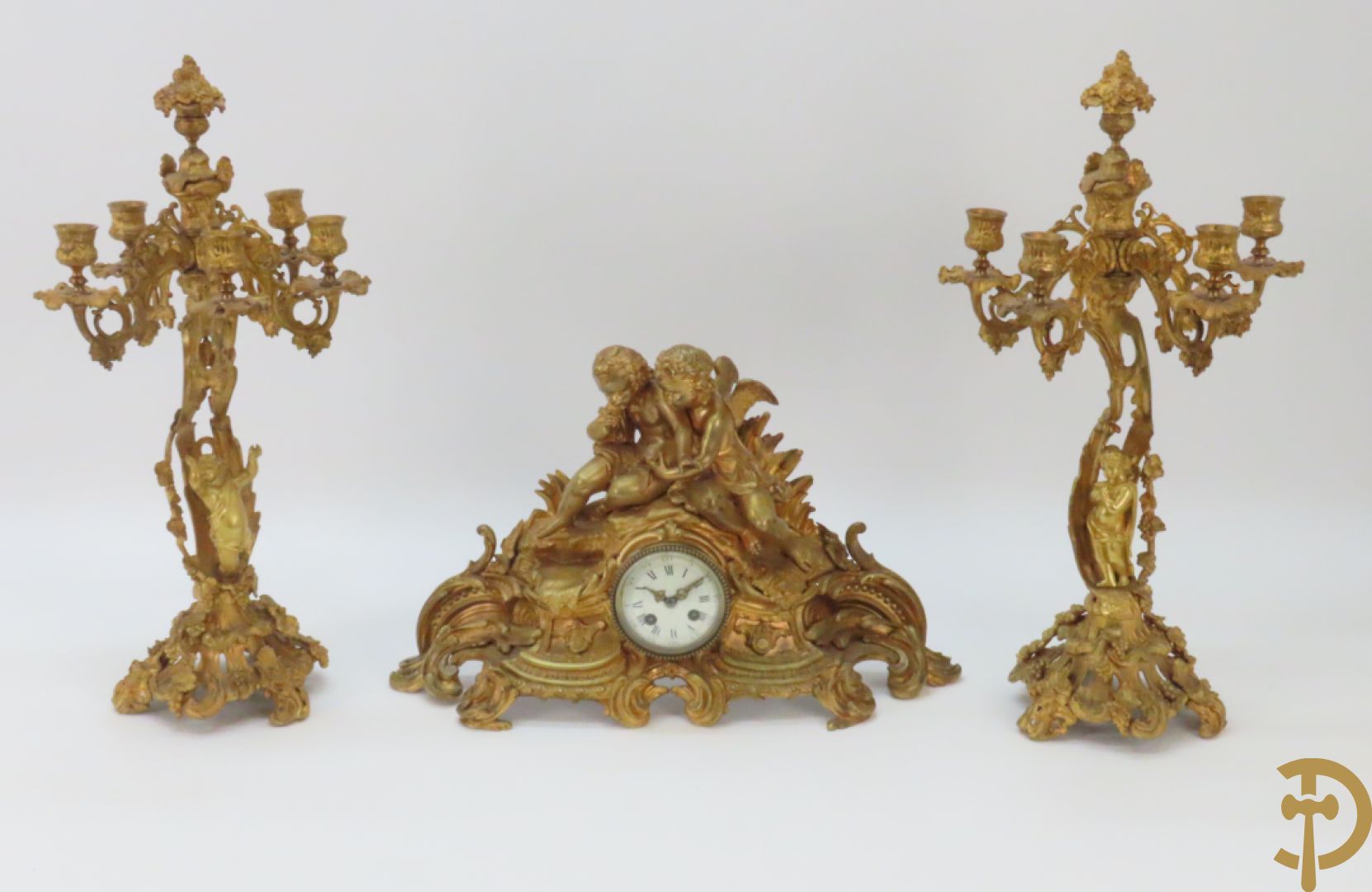 Bronzen schouwklok bezet met 2 cupido