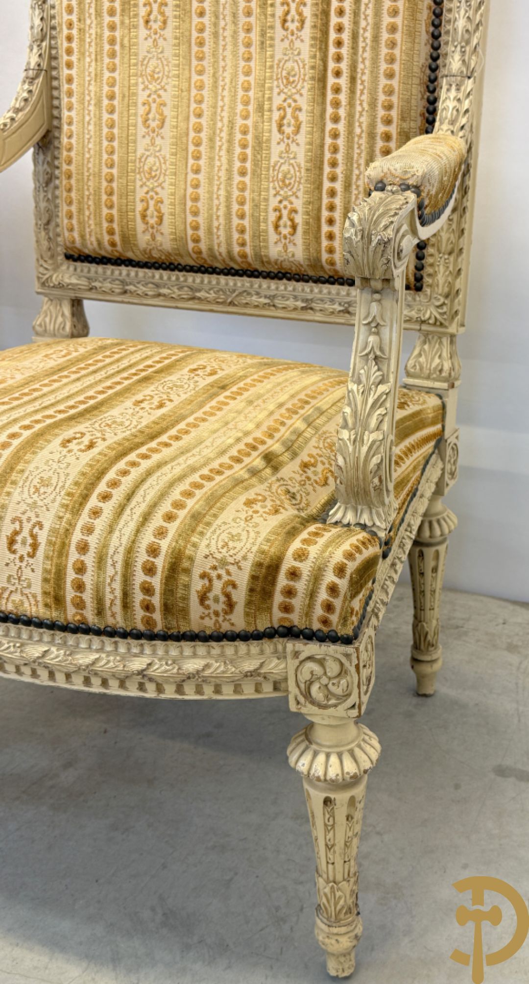 Gemonochromeerd salonensemble met gesculpteerde bladranken bestaande uit canapé, 2 armzetels en 3 stoelen