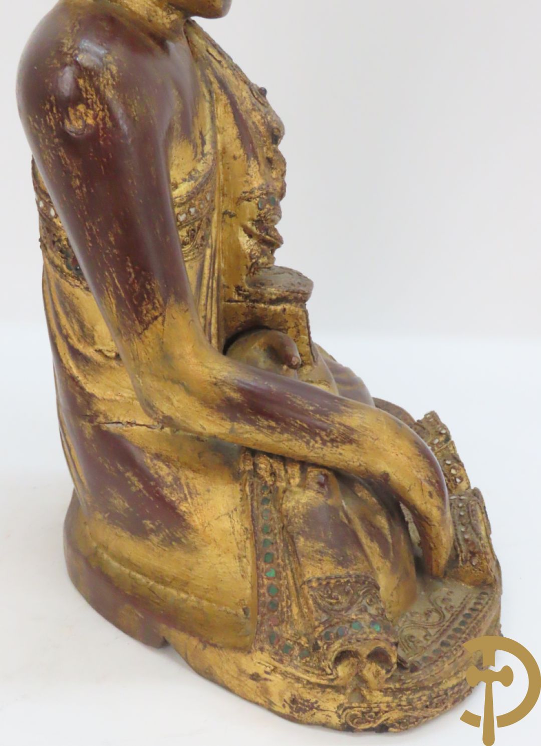 Grote staande vergulde houtgesculpteerde boedha +vergulde  zittende houten boedha met edelsteentjes