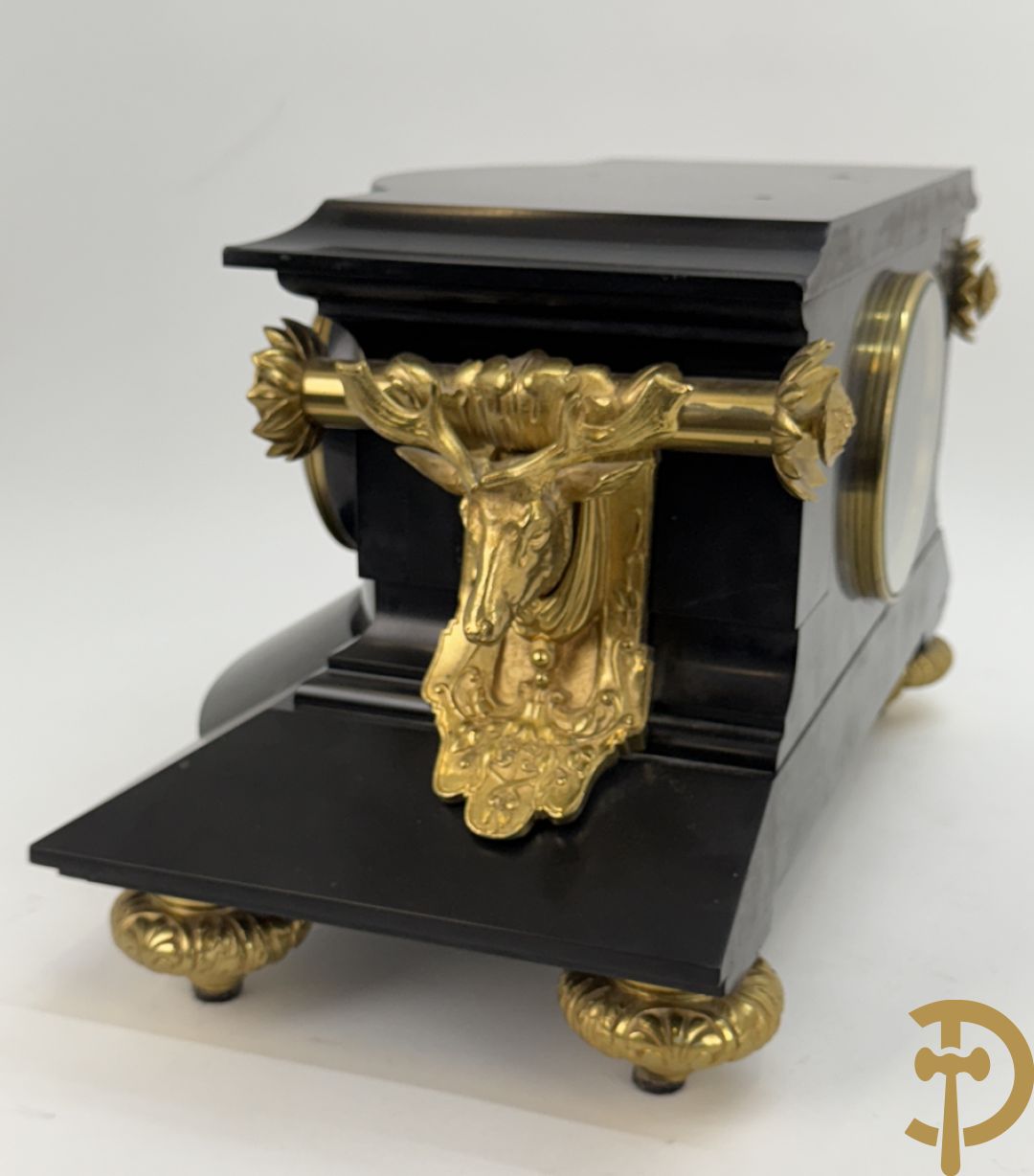 Zwart marmeren garnituur Napoleon III bestaande uit paar bronzen vuurrvergulde vijfarmige kandelaars bezet met vogels op zwarte marmeren basis met hertenkoppen + zwart marmeren middenstuk met klok bezet met hertenkoppen (zonder beeld)