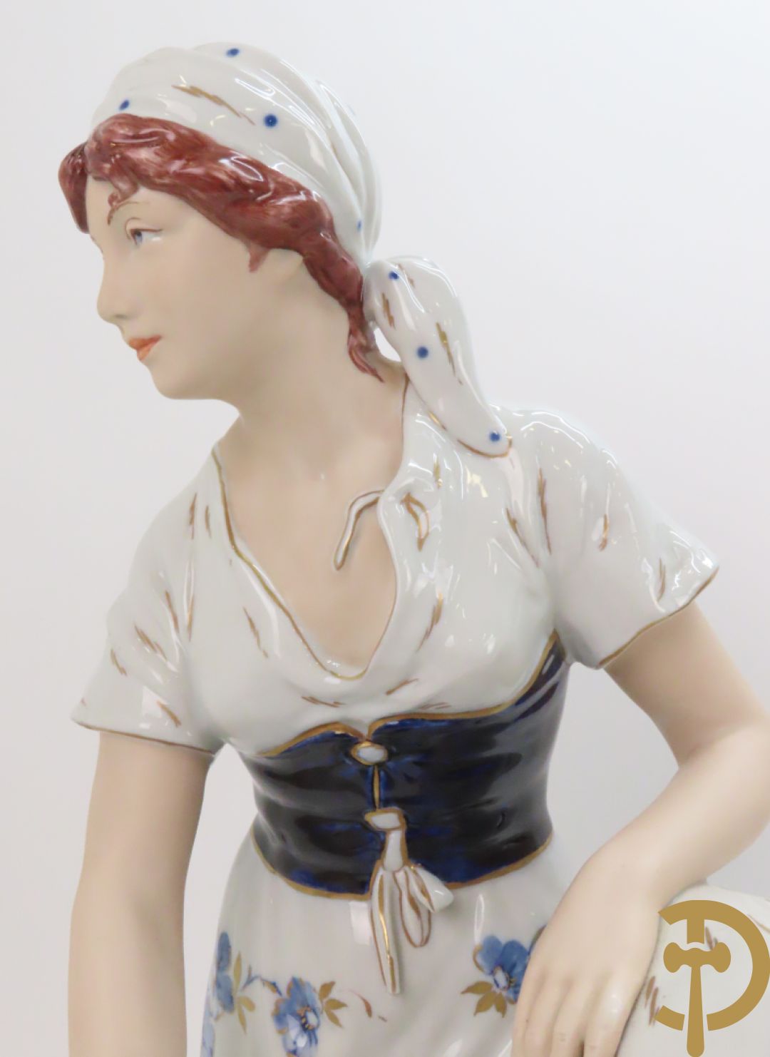 Paar Royal Dux personages van dame en heer bij de waterkraan, onderaan gemerkt en genummerd 10965 en 10563